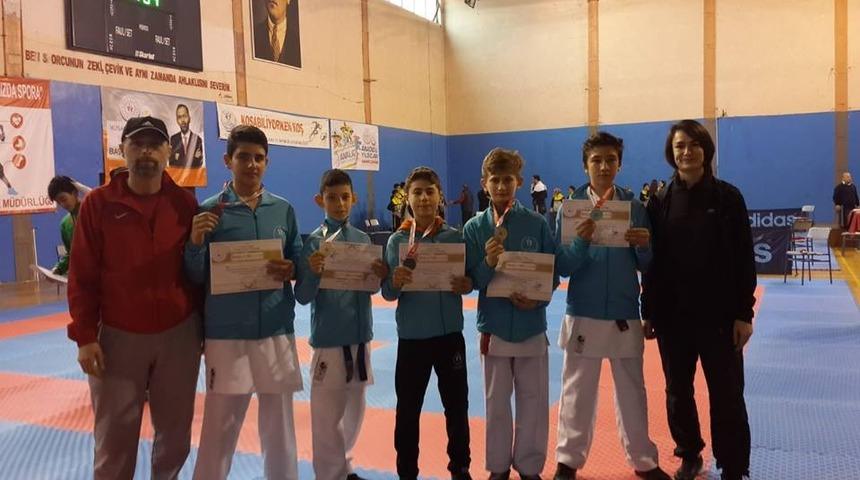Karateciler 4 Altın 3 G&uuml;m&uuml;ş ve 3 Bronz Madalya ile d&ouml;nd&uuml;