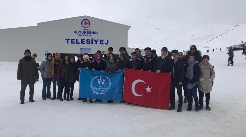 Aydınlı gen&ccedil;ler kar şenliğine katıldı