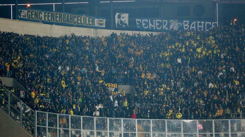 Beşiktaş-Fenerbahçe derbisinin devre arasında olay şarkı!