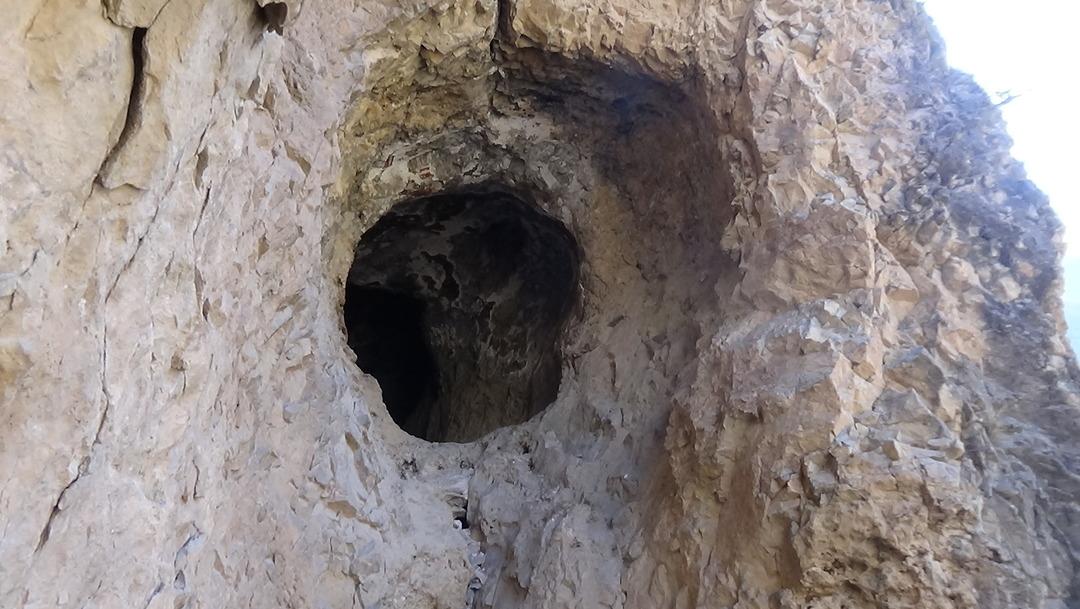  Tesad&uuml;fen keşfedilmişti! O mağarayı defineciler talan etti