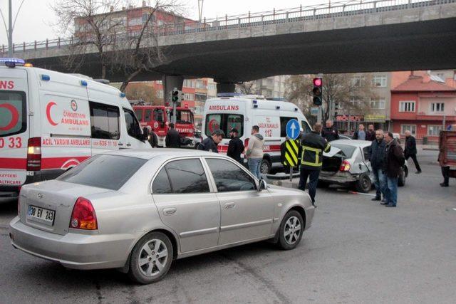 Zincirleme kazada araçlar büyük hasar gördü