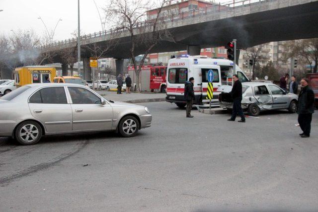 Zincirleme kazada araçlar büyük hasar gördü