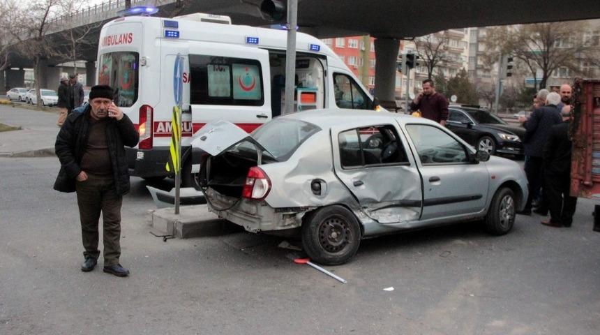 Zincirleme kazada ara&ccedil;lar b&uuml;y&uuml;k hasar g&ouml;rd&uuml;