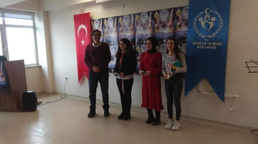 Gazi Emet Anadolu Lisesi &ouml;ğrencisi, şiir okuma yarışmasında il birincisi oldu