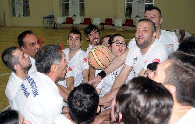 Özel öğrencilerin hayatlarına basketbol kursuyla dokunuyor