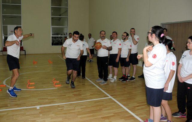 Özel öğrencilerin hayatlarına basketbol kursuyla dokunuyor