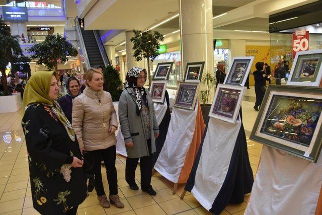 Kocasinan Akademi’nin kursiyerleri hem meslek öğreniyor hem ekonomiye katkı sağlıyor