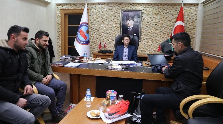 Kaymakam Ka&ccedil;maz&rsquo;dan sporculara malzeme desteği