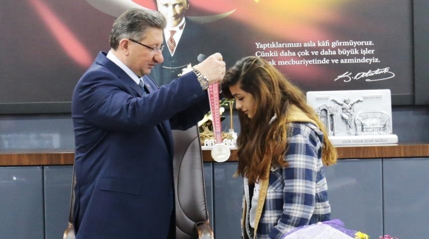 Başkan Arslan, boks şampiyonu Buse&rsquo;yi altınla &ouml;d&uuml;llendirdi