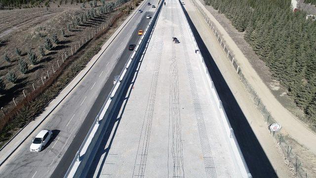 Ankara Büyükşehir Belediyesi yol çalışmalarını ara vermeden sürdürüyor