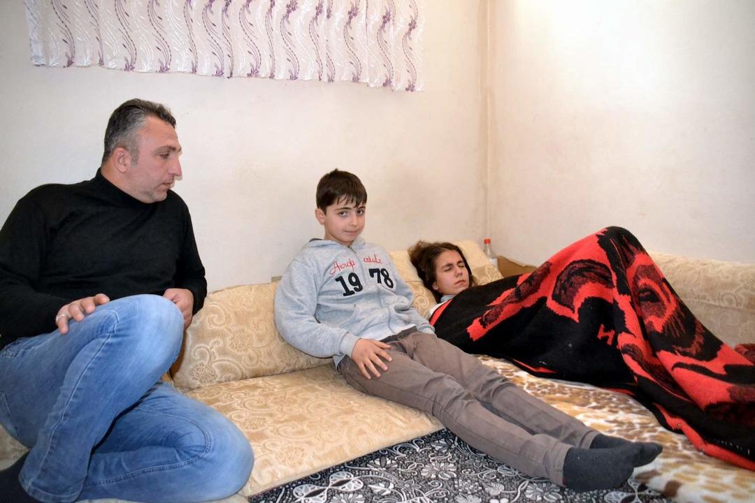 Aynaya her baktığında ağlamaya başlıyor!