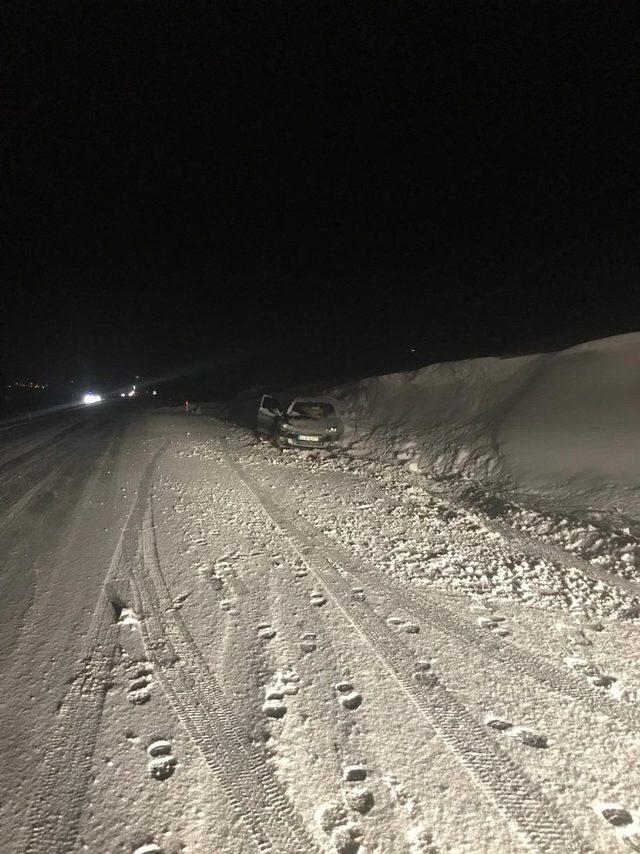 Kara saplanan aracı jandarma kurtardı