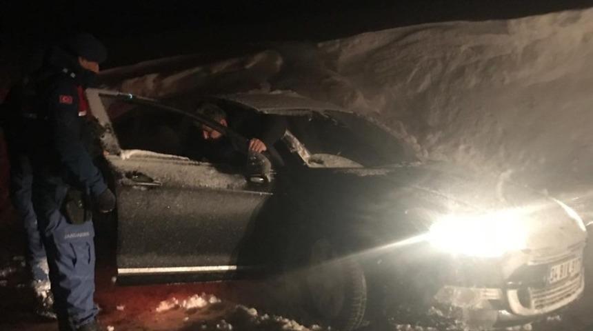 Kara saplanan aracı jandarma kurtardı