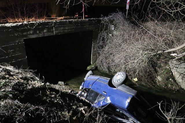 ’Dur’ ihtarına uymayan sürücü, önce polis aracına çarptı sonra köprüden uçtu