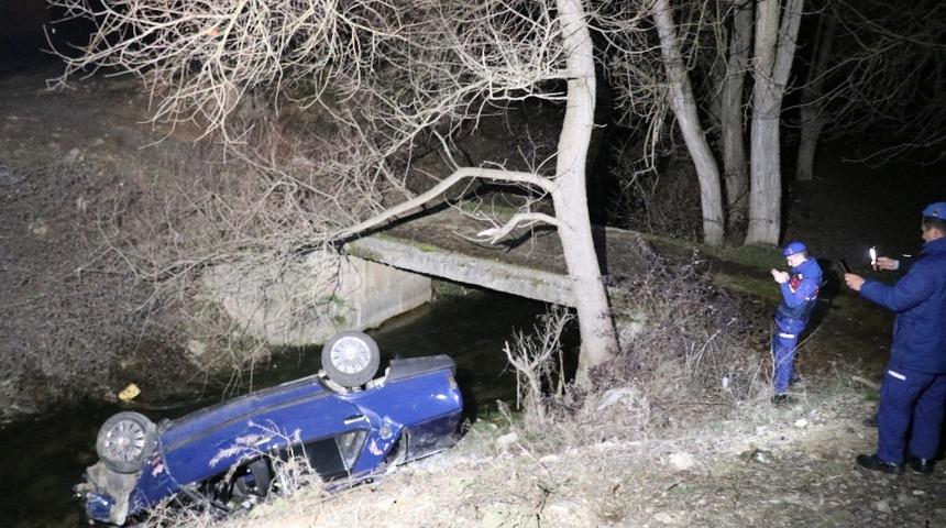 &rsquo;Dur&rsquo; ihtarına uymayan s&uuml;r&uuml;c&uuml;, &ouml;nce polis aracına &ccedil;arptı sonra k&ouml;pr&uuml;den u&ccedil;tu