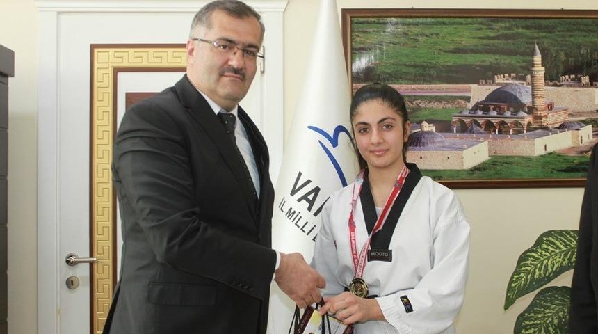 Tekvando il birincisinden M&uuml;d&uuml;r Tevke&rsquo;ye ziyaret