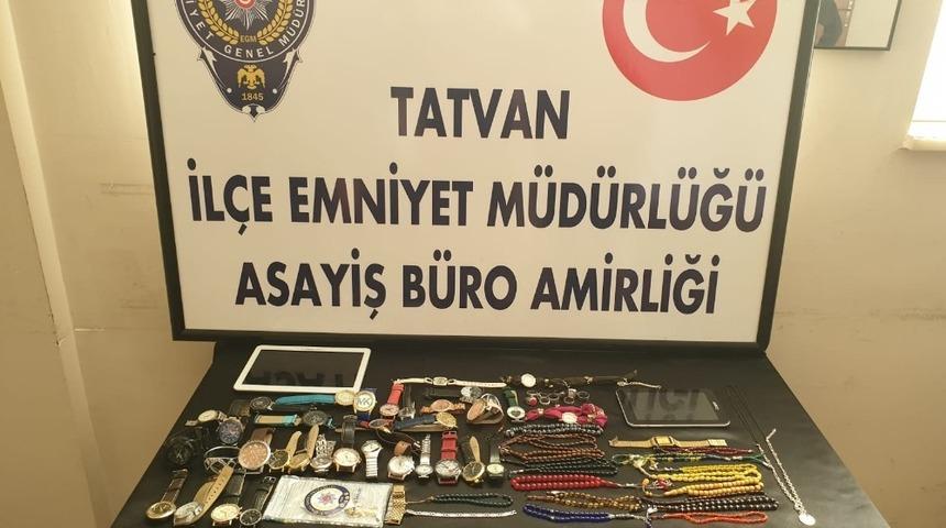 10 farklı evden hırsızlık yaptıkları tespit edilen 4 kişi yakalandı