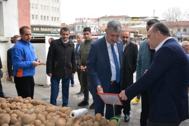 Esenlik’te maliyetine sebze ve meyve satışı başladı