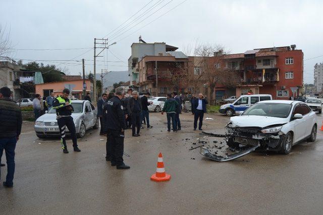 Üç otomobilin karıştığı kazada 1 kişi yaralandı