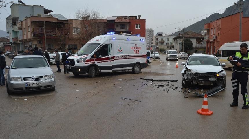 &Uuml;&ccedil; otomobilin karıştığı kazada 1 kişi yaralandı