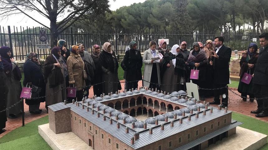 İğdecikli kadınlar Şehzadeler Park&rsquo;ı gezdi