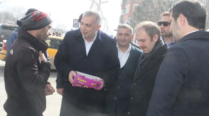Ak Parti’li Külünk’ten vatandaşlara çikolata ikramı