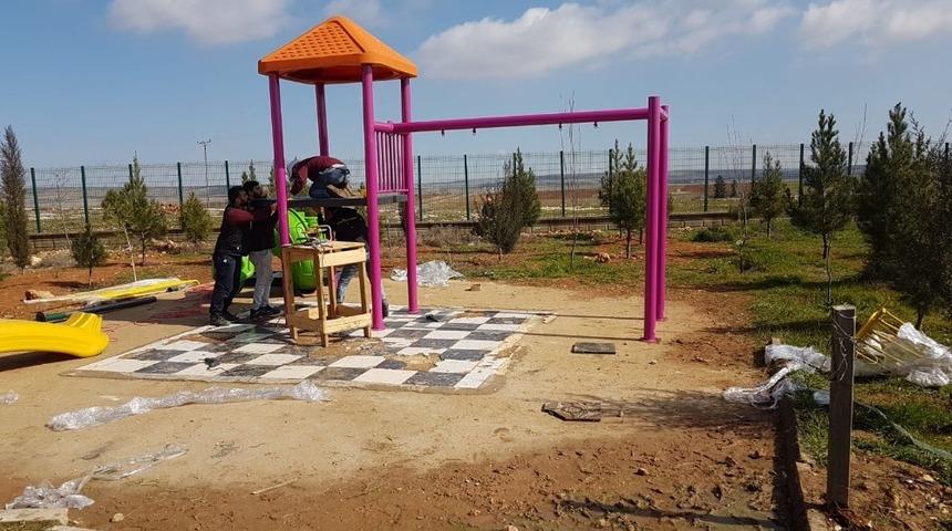 Karak&ouml;pr&uuml; kırsalında &ccedil;ocuklar oyun parkına kavuşuyor