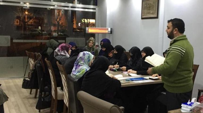 M&uuml;ltecilere yardım i&ccedil;in Arap&ccedil;a &ouml;ğreniyorlar