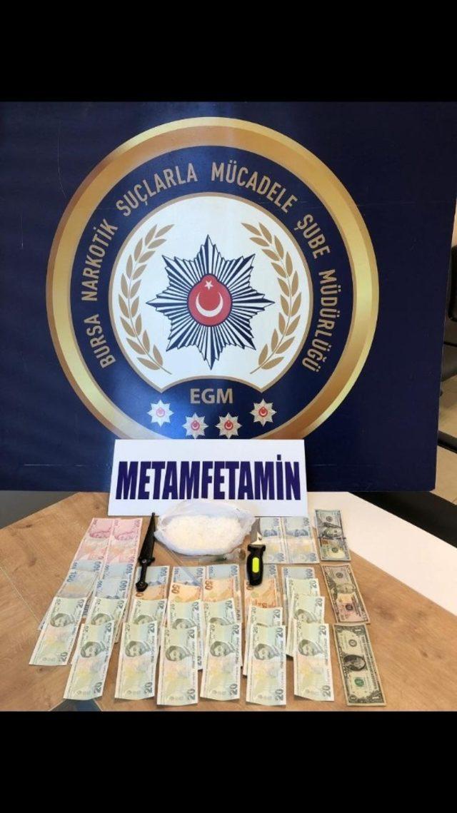 Bursa’da 112 adet lyrica kapsül ile 125 gram metamfetamin ele geçirildi