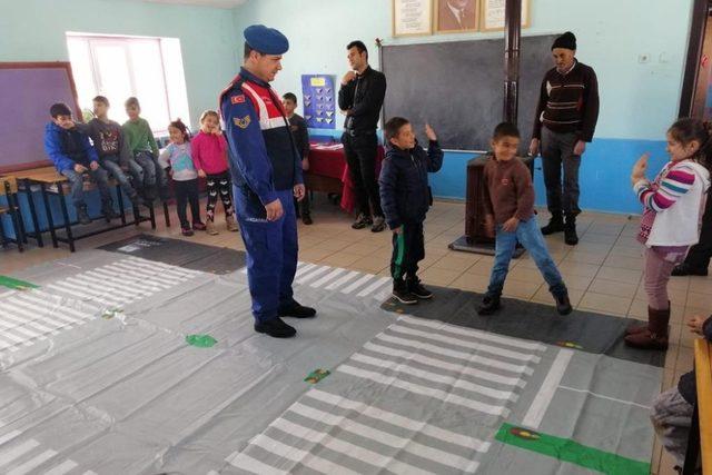 Gümüşhane’de Jandarma trafik dedektiflerini bilgilendiriyor