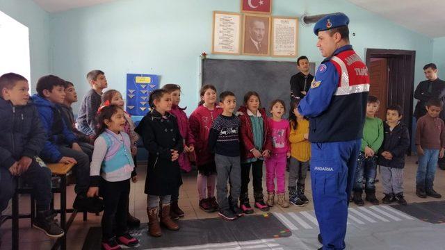 Gümüşhane’de Jandarma trafik dedektiflerini bilgilendiriyor