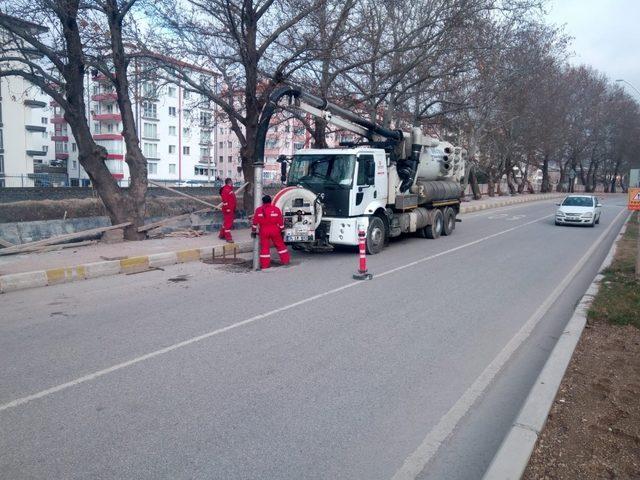 Çankırı Belediyesi atık su kolektör hatlarını temizliyor