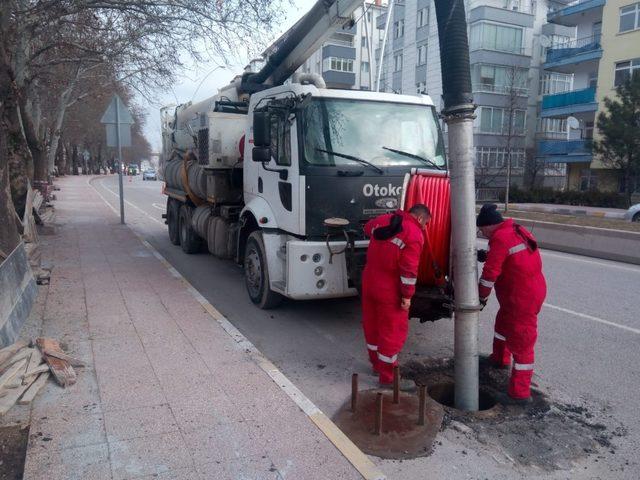 Çankırı Belediyesi atık su kolektör hatlarını temizliyor