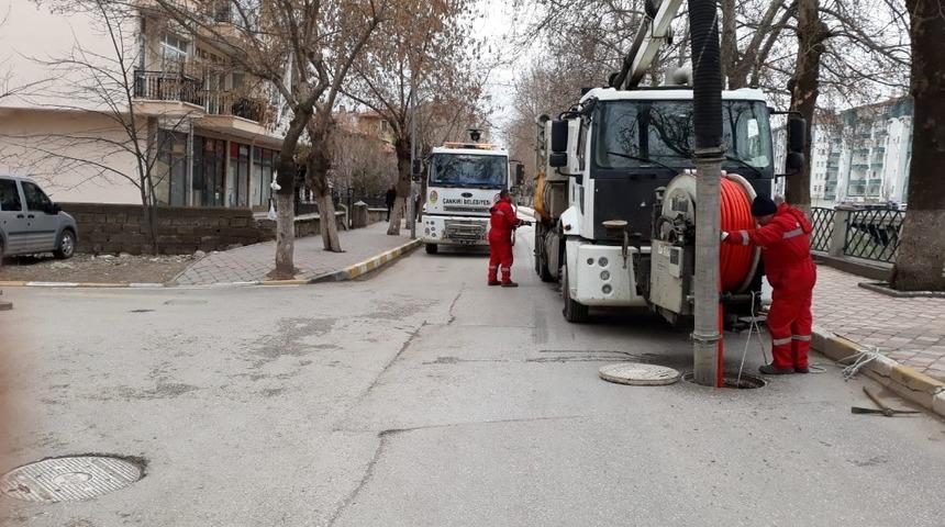 &Ccedil;ankırı Belediyesi atık su kolekt&ouml;r hatlarını temizliyor