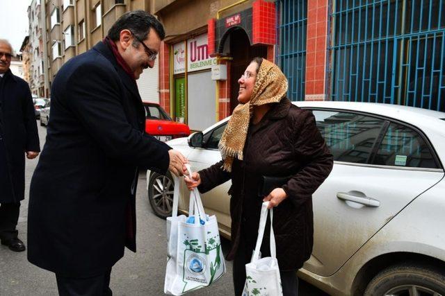 Genç, dolmuş ve taksi duraklarını ziyaret ederek vatandaşlarla görüştü