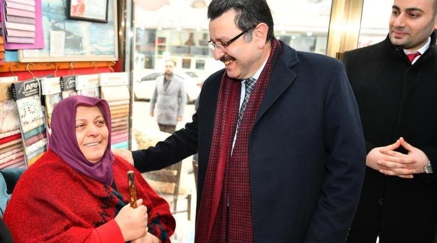 Gen&ccedil;, dolmuş ve taksi duraklarını ziyaret ederek vatandaşlarla g&ouml;r&uuml;şt&uuml;