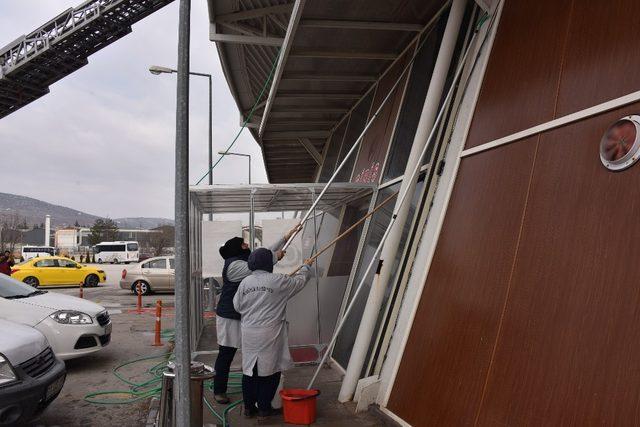 Şehirlerarası otobüs terminalinde temizlik