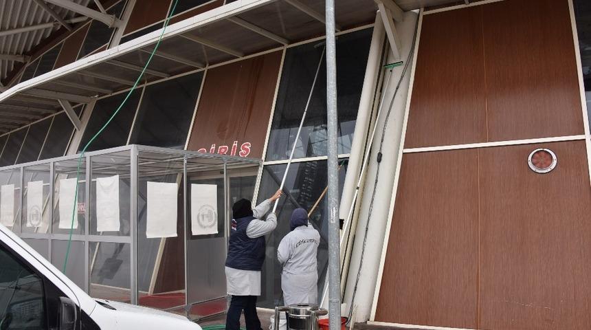 Şehirlerarası otob&uuml;s terminalinde temizlik