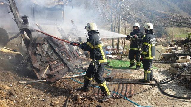 Bağ evi çıkan yangında kül oldu