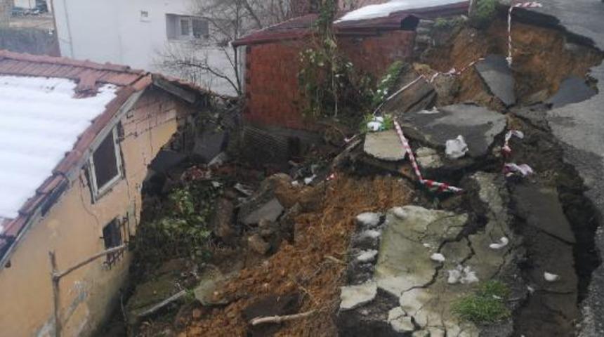 Beykoz'da toprak kayması! Bir evde hasar oluştu