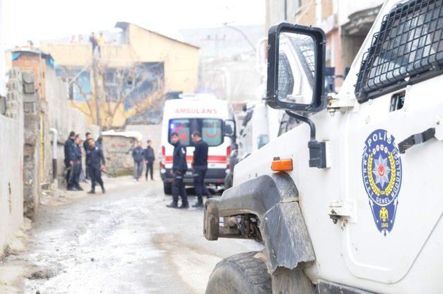 Cizre’de iki aile arasında taşlı sopalı kavga: 5 yaralı