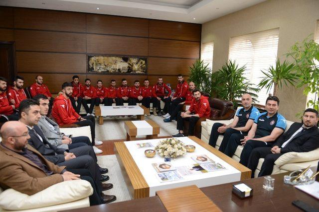 Voleybol takımından Başkan Gül’e ziyaret etti