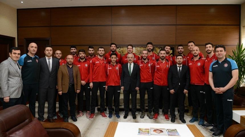 Voleybol takımından Başkan Gül’e ziyaret etti
