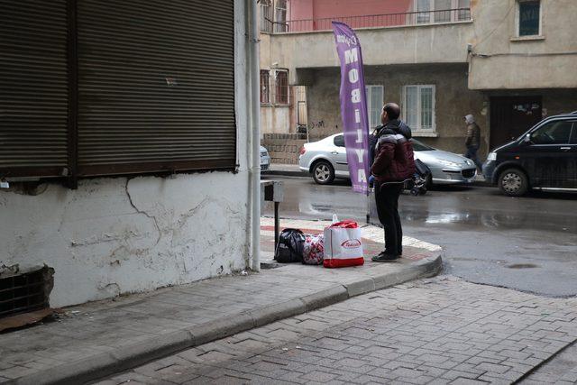 Ağır hasarlı raporu verilen apartmanda yaşıyorlar