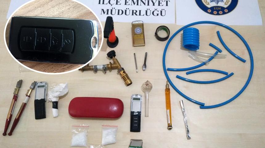 Isparta'daki uyuşturucu operasyonunda araç kumandası görünümlü hassas terazi ele geçirildi