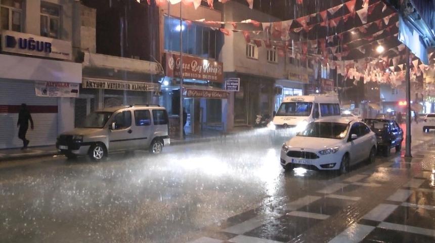 Ceylanpınar&rsquo;da sağanak yağış