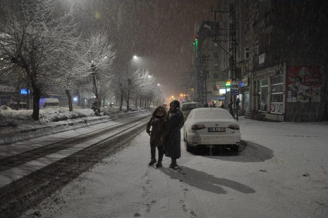 Yüksekova’da Kar Yağışı etkisini arttırdı