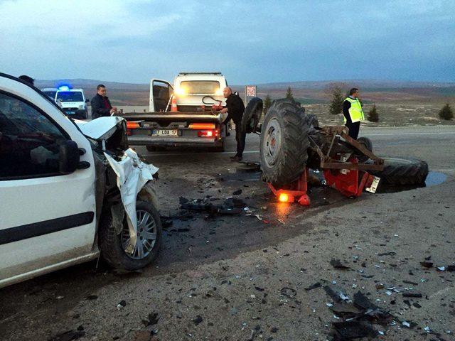 Kırıkkale'de traktör ile hafif ticari araç çarpıştı: 3 yaralı