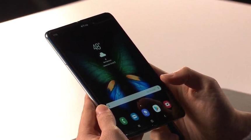 Katlanabilir ekranlı iki akıllı telefon modelini karşı karşıya getiriyoruz