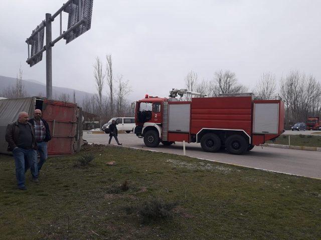 Yoldan çıkan kamyon yan yattı, 1’i ağır 2 kardeş yaralandı